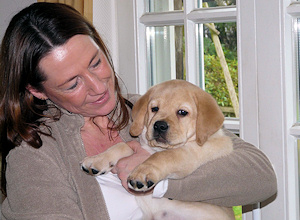Barcley im Arm seiner neuen Besitzerin