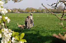 Barcley begleitet das Gespenst zurck zum Platz